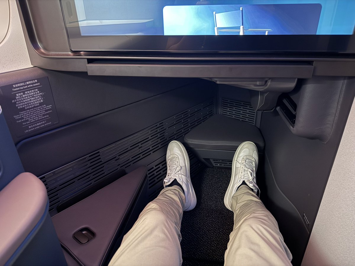spin9's tweet image. Cathay Pacific เปิดตัวที่นั่ง Business Class แบบใหม่ ในชื่อ Aria Suite มีประตูปิดทุกที่นั่ง

- ปรับปรุงกับ Boeing 777-300ER เดิม (Retrofit)
- จัดเรียง 1-2-1 มีประตูปิดทุกที่นั่ง
- หน้าจอ 24 นิ้ว 4K
- มีระบบจำตำแหน่งที่นั่ง
- มีปลั๊ก Universal , USB-C และ USB-A
- ที่นั่งโซนกลาง…