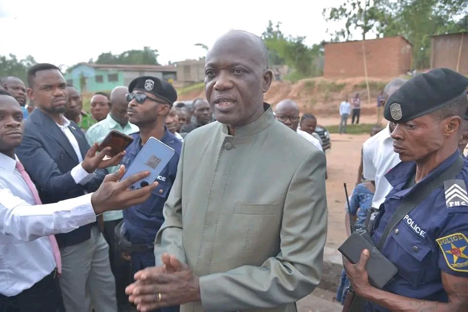Le Gouvernement Provincial vole au secours des victimes de l'accident sur l'avenue Inga

MBUJIMAYI,LE14.10.2023|#CELCOM-PROGOU.

Le Gouverneur intérimaire du Kasaï Oriental a rendu visite ce lundi 14 octobre aux victimes de l'accident mortel survenu samedi 12 octobre dans la