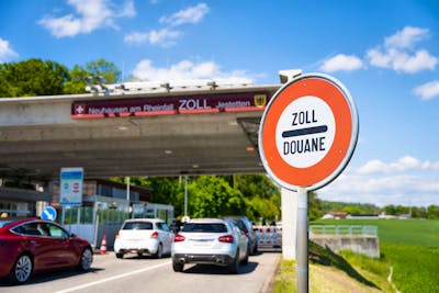 Wertfreigrenze auf 150 Franken gesenkt: Schweizer Einkaufstouristen zahlen ab Januar mehr. 20min.ch/story/bundesra…