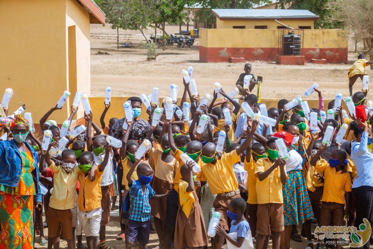 aensongahearts's tweet photo. It’s mid week and we are excited to share memories of some pupils and our famous water bottles.
#Timewithkids #tbt #pricelessmoments #F2Dproject #Goddid #jucom
#targetof300dualdesksexceed
#Deskforall #thankyou #SDG4 https://t.co/loGOmYBYed