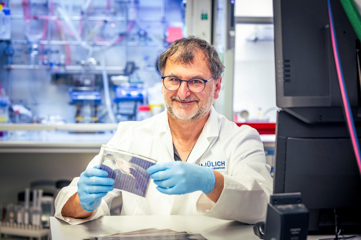 INTERVIEW: ☀ Roll-up displays and photovoltaic films for façades - organic electronics offer great potential. But before the new technology becomes a mass product, recycling concepts should be in place ♻ ➡️go.fzj.de/JcSeW

#photovoltaics #sustainablePV #renewables