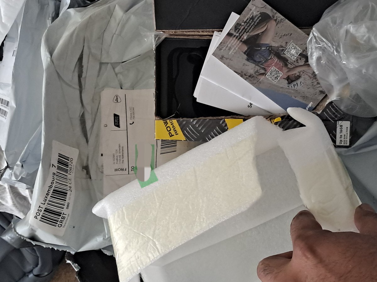 DhruvSh10's tweet photo. @AliExpress_EN @PoliceLux 

A suspicious, additional damaged box containing only the charger found inside the parcel; ordered from https://t.co/aBMNitmvsl https://t.co/RadU2sf4b5