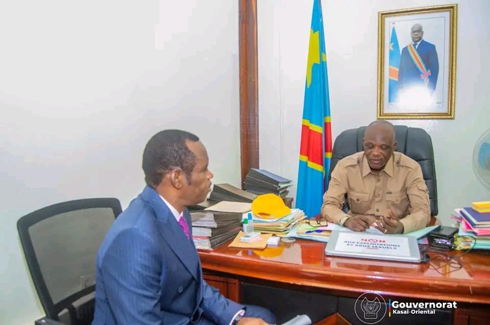 Le nouveau Directeur Provincial de la DGDA Kasaï Oriental présente ses civilités à Augustin KAYEMBA MULEMENA

MBUJIMAYI, LE 15.10.2024|#CELCOM-PROGOU.

Le nouveau Directeur Provincial de la DGDA Kasaï Oriental, Carl MUKULUTU MAYANGA, a été reçu ce mardi 15 octobre par le