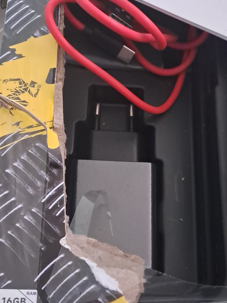 DhruvSh10's tweet photo. @AliExpress_EN @PoliceLux 

A suspicious, additional damaged box containing only the charger found inside the parcel; ordered from https://t.co/aBMNitmvsl https://t.co/RadU2sf4b5