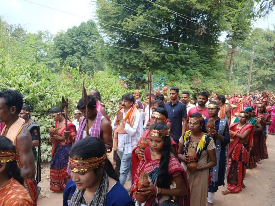 irasisacharya's tweet photo. ଆଜି ମୋର ବିଧାନସଭା ଅନ୍ତର୍ଗତ ଭଟଲି ବ୍ଲକର ଜଡ଼ା ଗ୍ରାମରେ ହେବାକୁ ଥିବା ମାଁ ସମଲେଇ ବୈଳ ଯାତ୍ରାର କଳସ ଶୋଭାଯାତ୍ରାରେ.......
#maasamleiswari
#Maa #samlei #jatra https://t.co/UPR57Ms7EK