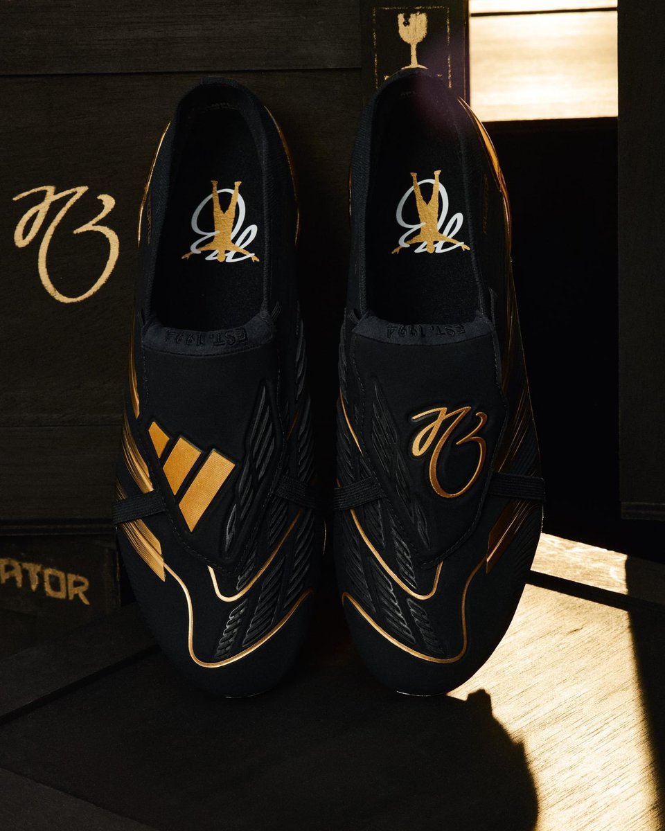 TheBootCycle's tweet photo. 🗣️‘HEEEYYYYYY JUUUUDDDEEEE!’
Introducing the stunning Belligold collection!🥇

Jude Bellingham has just unveiled his new signature boots from adidas, and they’re an exceptional sleek black &amp; gold design.🖤💛

What’s your take on the new Belligold Predators? 🤔

♻️#TheBootCycle https://t.co/jKkukih92f