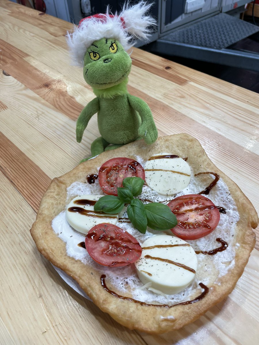 GrinchgoesInfa's tweet photo. Meine neuen „Freunde“ haben mir diesen Lángos vorgesetzt! Zu meinem Entsetzen gar nicht mal so übel! Gibt’s in Halle 21, C 33 😈😋 #infahannover https://t.co/noJHFhjwAl