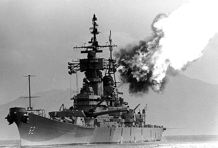 r116440's tweet photo. 🇺🇸 @USNavy Iowa class #battleship USS New Jersey (BB-62) bombarding enemy targets near Tuyho, on South Vietnam's central coast, during her last line period, late in March 1969. #warhsip #navy #naval #BB62 https://t.co/Lm4MApunCI
