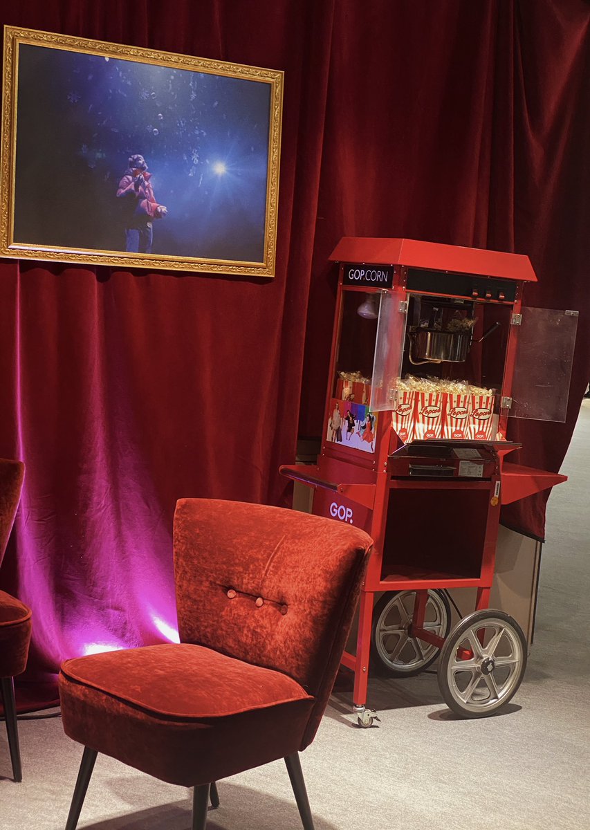 QueenSharpay1's tweet photo. Das #GOP bringt Broadway-Stimmung zur #infa24!🪩🎀 Hier fühle ich mich direkt Zuhause – Wo ist meine Bühne?🎤🌟@Rapunzel1253138 Willst du meine Background-Tänzerin sein?✨
#BroadwaymeetsInfa #wheresmystage https://t.co/LyI9jgr4Rj