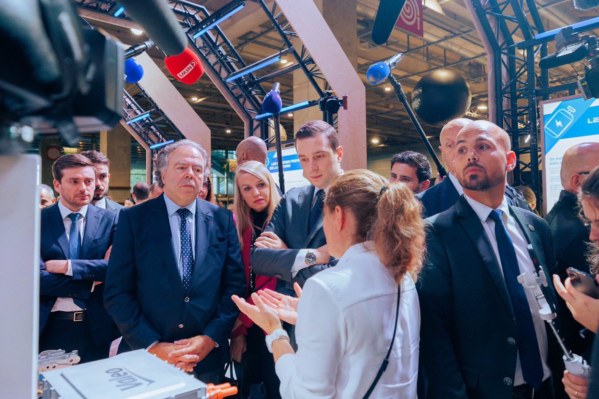 HeleneLaporteRN's tweet photo. 🚗 Ce matin au #SalonDeLauto avec @J_Bardella pour échanger avec les professionnels de cette filière industrielle importante pour la France et qui doit sans cesse se renouveler : coûts de construction, nouvelles technologies, défis environnementaux… https://t.co/pksG2o91Xw