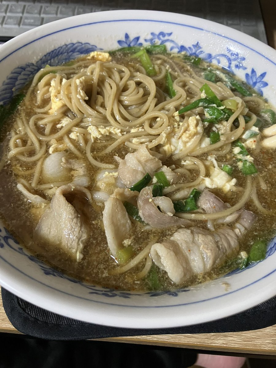 あまり物で作ってみた！
豚ニラタマそば！w
せっかく卵で閉じたのにどんぶりに移す時にグチャグチャになってしまった！w
しかも家にはラーメンどんぶりしかないし！w
でもなかなかうまい！w
