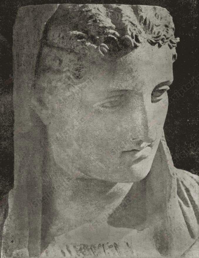 DEA Dardane!

The altar dedicated to the goddess Dardane, was found in ancient Vendenis (today's Gllamniku). 

The discovery of this altar was made in 2003 during the cultivation of the field in the neighborhood of Obrazhdve, from where, thanks to the quick notification