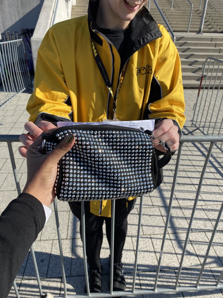 AnaAlquires's tweet photo. Only bags the size of half an A4 sheet will be allowed at tonight's show.

@JonasBrothersPL @centraljonaspt https://t.co/I6eeyPkw7I
