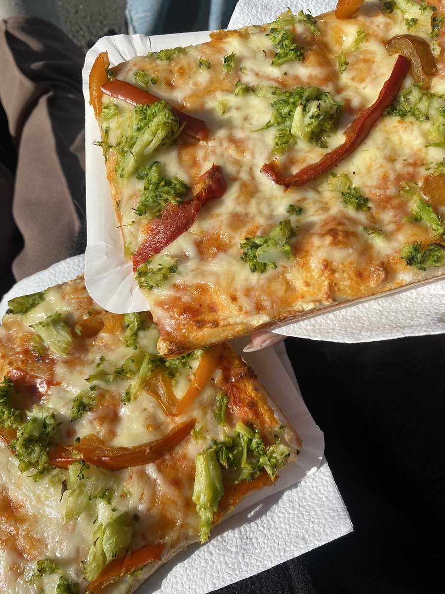 WhistledownInfa's tweet photo. In meiner Zeit waren Pausen selten ein Genuss, doch hier scheint eine kleine Auszeit mit etwas namens „Pizza“ ein Highlight zu sein. Halle 21 hat mich überzeugt – manchmal muss selbst eine Lady die Feder niederlegen und genießen. 🍕✨#neuentdeckung #pizza #geheimtipp #bridgerton https://t.co/UMCdVJfyJA