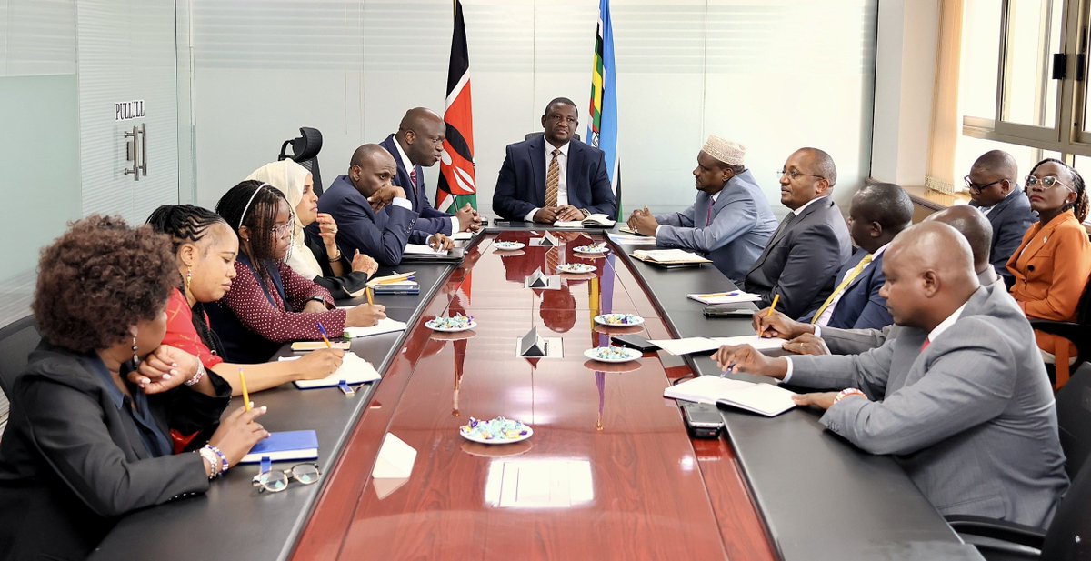 Waziri_Mvurya's tweet photo. Re-engineering is essential for progress and effective governance, as it aligns with our broader vision of a future that benefits both stakeholders and the government. 

This morning, I held a meeting with the Kenya National Trading Corporation (@kntc_ke) board members, accompanied by Trade Principal Secretary Alfred K’Ombudo, to discuss strategies for driving this transformation.

@MITIKenya @AlfredKOmbudo @Trade_Kenya