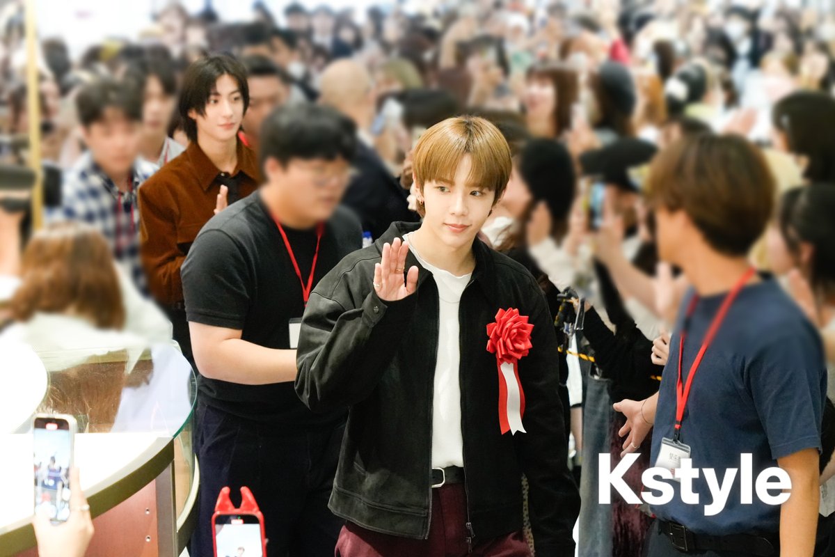 Kstyle_news's tweet photo. 【PICK UP】
#RIIZE が来日！ロッテ免税店銀座の
リニューアルオープン記念イベントに登場‼️

売り場に降臨✨
「日本の化粧品を家族に買ってあげたい」
メンバーそれぞれ買いたいものは…？🛍️
https://t.co/43LTRGbJo6

🔻テープカットに緊張も…✂️
https://t.co/OtAM4SNM3v https://t.co/rfj58Hk8nF
