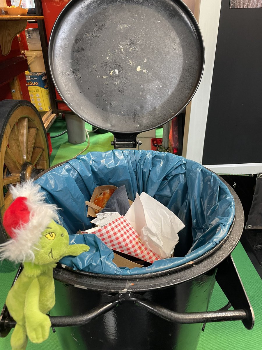 GrinchgoesInfa's tweet photo. Habe mir in der Markthalle mal was feines zu Essen geholt. Neben Falafel, Pommes und mehr, gab es auch ein Schmaus für mich. Da findet jeder was! 🍽️🗑️ Jetzt lasse ich es mir schmecken. #infahannover https://t.co/JZisKbfnoQ