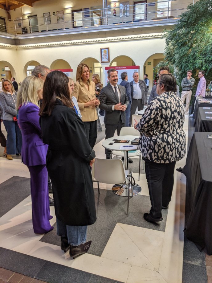 aseacam's tweet photo. ASEACAM ha participado en la organización de un exitoso encuentro con la hostelería de Pozuelo, el el que bajo el nombre "Hostelería es... Pozuelo", productores de Madrid y hosteleros se reunieron para explorar nuevas oportunidades de negocio. https://t.co/0XZipRafwR