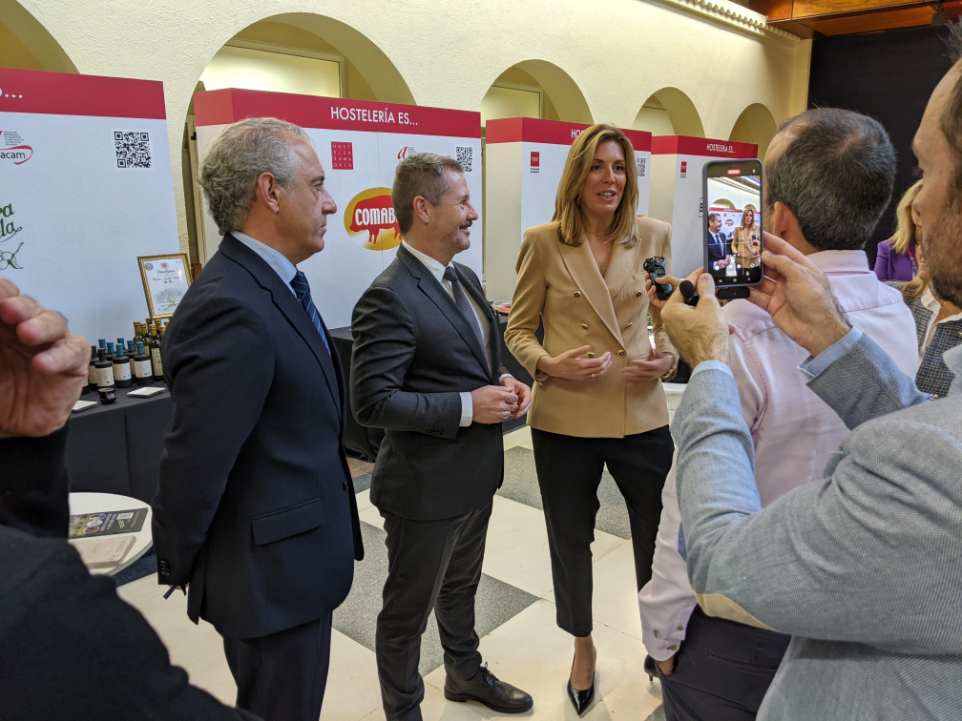 aseacam's tweet photo. ASEACAM ha participado en la organización de un exitoso encuentro con la hostelería de Pozuelo, el el que bajo el nombre "Hostelería es... Pozuelo", productores de Madrid y hosteleros se reunieron para explorar nuevas oportunidades de negocio. https://t.co/0XZipRafwR