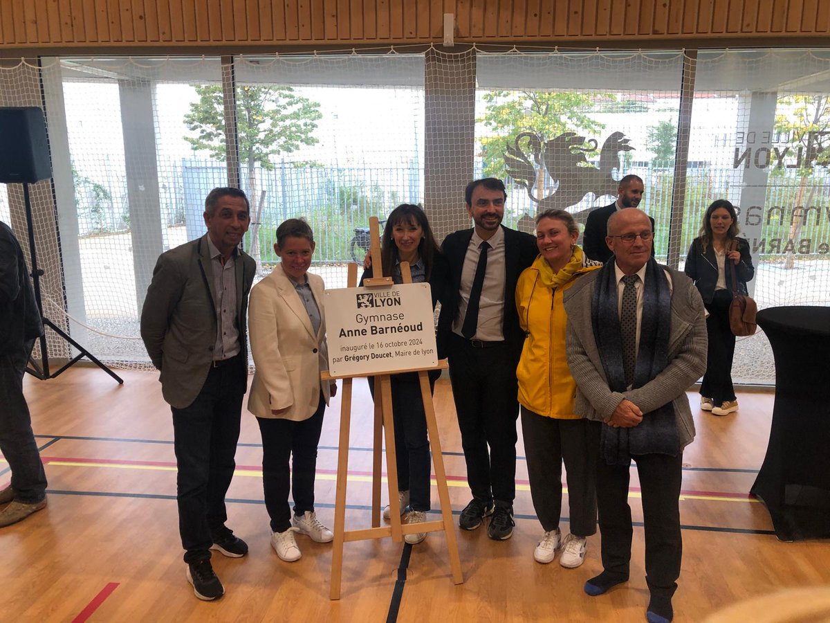 AurelieGries's tweet photo. Mercredi sportif 💪🏽
Inauguration du Gymnase Anne Barnéoud, athlète lyonnaise handisport multi-médaillée, rue Croix-Barret #Lyon7 🥳
Nous sommes honoré•es de sa présence 🤗
Puis passage aux rendez-vous #sportsante qui ont lieu ce jour jusqu'à 18h à l'espace Sport Santé de Gerland https://t.co/x8hcH4yp45