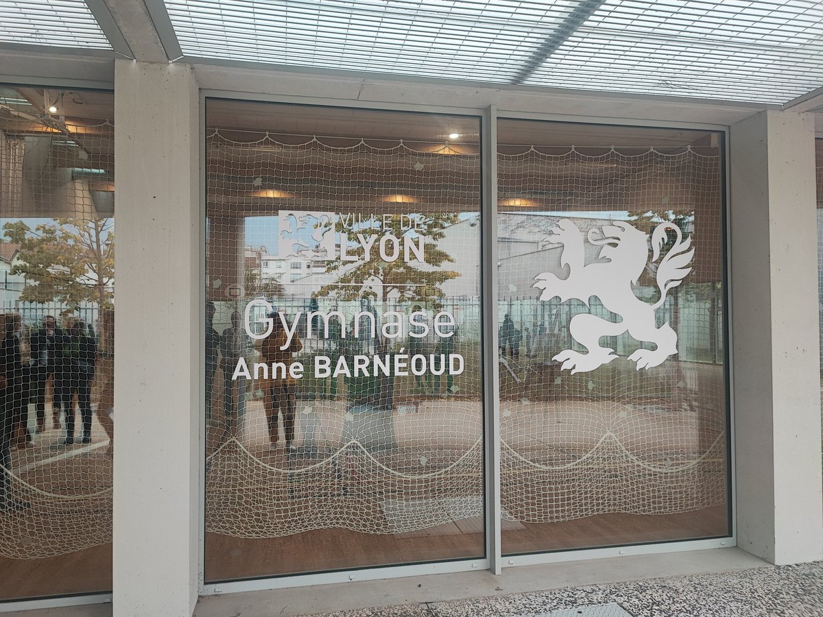 AurelieGries's tweet photo. Mercredi sportif 💪🏽
Inauguration du Gymnase Anne Barnéoud, athlète lyonnaise handisport multi-médaillée, rue Croix-Barret #Lyon7 🥳
Nous sommes honoré•es de sa présence 🤗
Puis passage aux rendez-vous #sportsante qui ont lieu ce jour jusqu'à 18h à l'espace Sport Santé de Gerland https://t.co/x8hcH4yp45