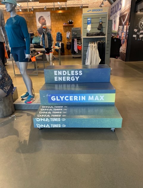 IsiGlobal's tweet image. We’re thrilled to share our first U.S. project with @brooksrunning  at The Trailhead, in Fremont, Seattle!
From dynamic window displays to interactive in-store experiences, we designed a retail environment that captures attention, sparks curiosity, and drives engagement.