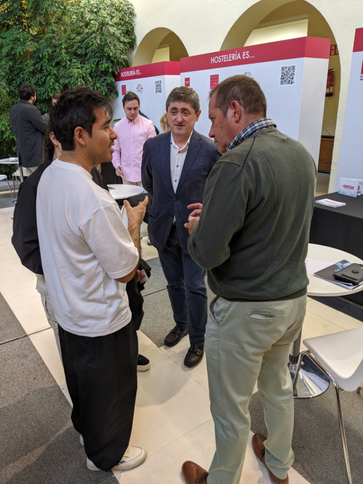aseacam's tweet photo. y el Presidente de la asociación Hostelería Madrid, José Antonio Aparicio, quienesinteractuaron con productores asociaciados como La Aceitera de la Abuela, Barrancos Food Gourmet, Chocolates Maykhel, Comabu, Lácteas del Jarama, Leikan Meat, Salycop, Serpeska y Vermut Zarro. https://t.co/cn5HmK7PSS
