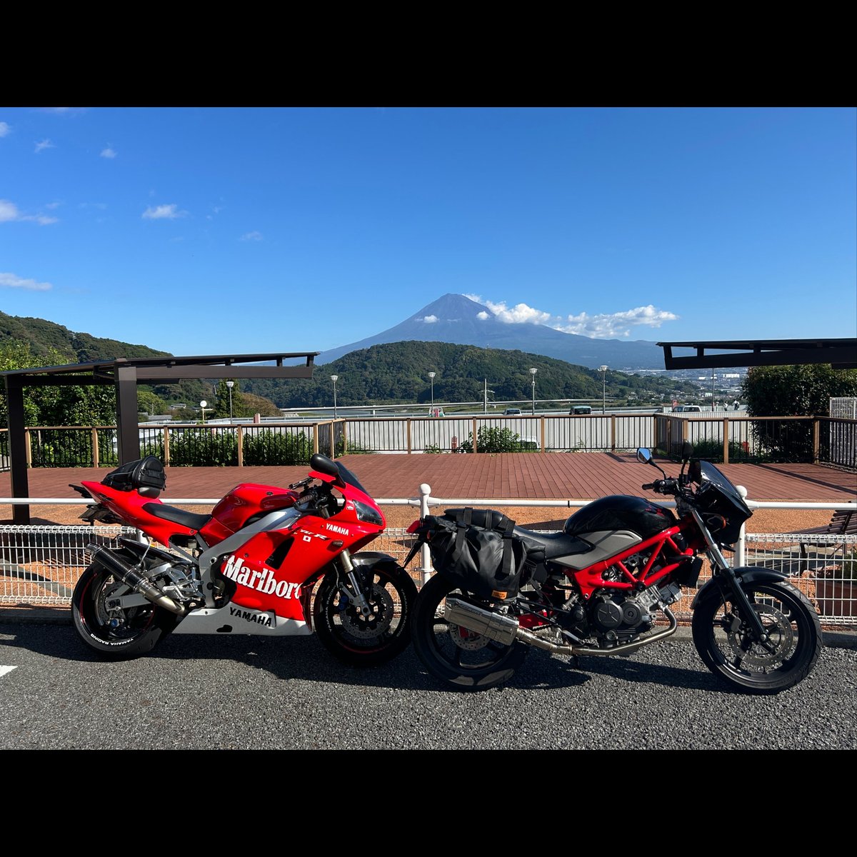 mas8820's tweet photo. 自分の富士山観覧お気に入り場所をKYOCCHiさんに観て貰いたくて富士川楽座へ。自分は何度も何度も来ているお気に入りの場所😊
実際見た目は富士山が広大に観えるだけど写真では表現出来んね〜。

#YZFR1
#VTR250
#バイク好きと繋がりたい 
#バイク乗りと繋がりたい
#道の駅富士川楽座
#富士山 https://t.co/FXjsTtPWwf