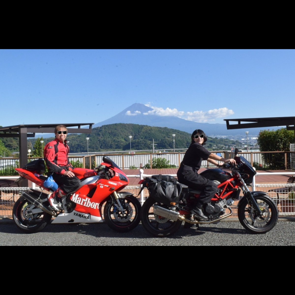 mas8820's tweet photo. 自分の富士山観覧お気に入り場所をKYOCCHiさんに観て貰いたくて富士川楽座へ。自分は何度も何度も来ているお気に入りの場所😊
実際見た目は富士山が広大に観えるだけど写真では表現出来んね〜。

#YZFR1
#VTR250
#バイク好きと繋がりたい 
#バイク乗りと繋がりたい
#道の駅富士川楽座
#富士山 https://t.co/FXjsTtPWwf