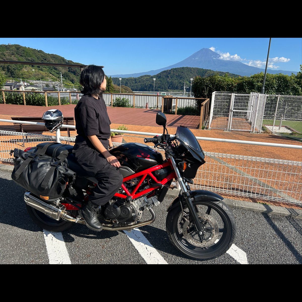 mas8820's tweet photo. 自分の富士山観覧お気に入り場所をKYOCCHiさんに観て貰いたくて富士川楽座へ。自分は何度も何度も来ているお気に入りの場所😊
実際見た目は富士山が広大に観えるだけど写真では表現出来んね〜。

#YZFR1
#VTR250
#バイク好きと繋がりたい 
#バイク乗りと繋がりたい
#道の駅富士川楽座
#富士山 https://t.co/FXjsTtPWwf
