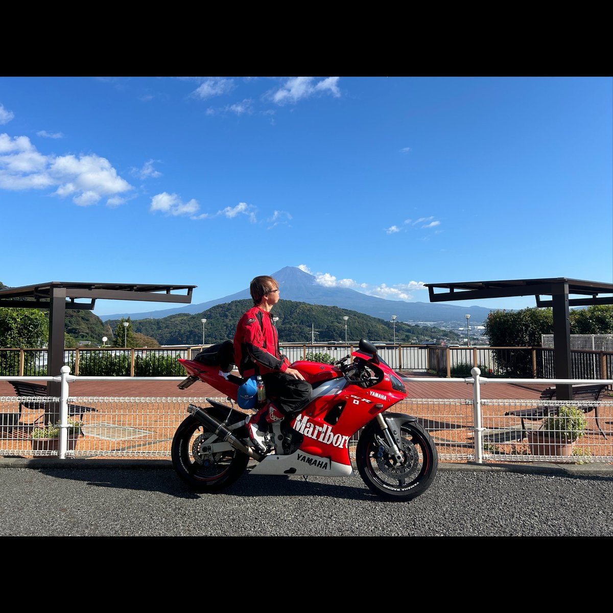 mas8820's tweet photo. 自分の富士山観覧お気に入り場所をKYOCCHiさんに観て貰いたくて富士川楽座へ。自分は何度も何度も来ているお気に入りの場所😊
実際見た目は富士山が広大に観えるだけど写真では表現出来んね〜。

#YZFR1
#VTR250
#バイク好きと繋がりたい 
#バイク乗りと繋がりたい
#道の駅富士川楽座
#富士山 https://t.co/FXjsTtPWwf