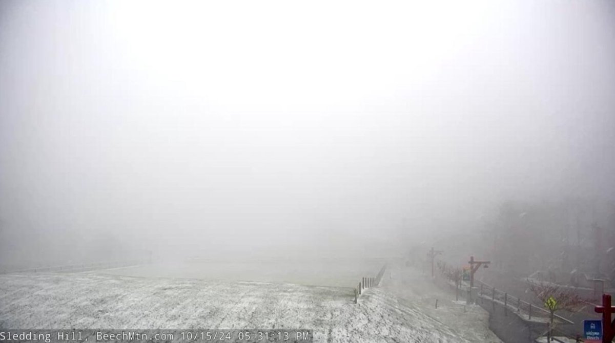 AndyLeonard's tweet photo. It snowed in western NC last night. You can help hurricane survivors from Florida to Virginia by donating to @SamaritansPurse at https://t.co/SrZgVaATzW. Photo credit https://t.co/u2NnXzMUcx https://t.co/kaIQQZ7nAJ