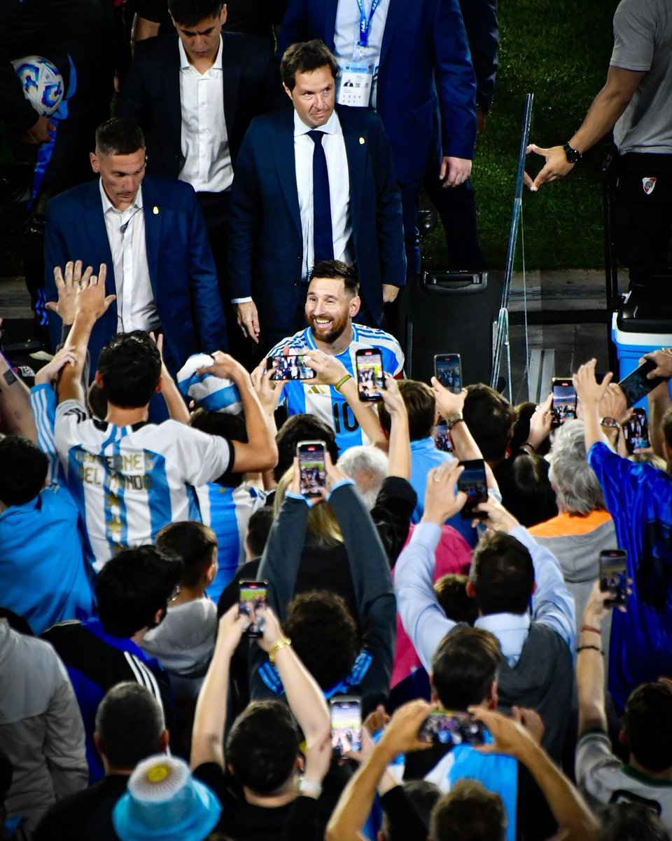 صورة هاربة من ليلة لوسيل 
#ميسي 💙🫶