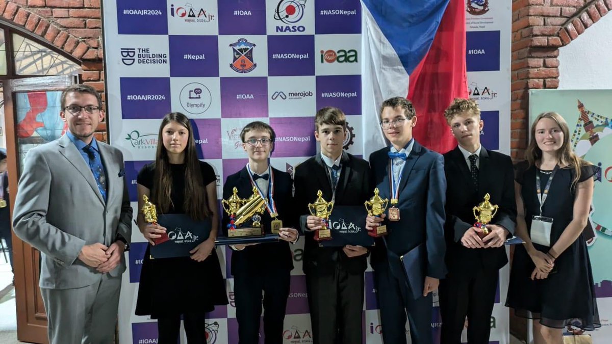 Česko má absolutního vítěze Juniorské mezinárodní olympiády v astronomii a astrofyzice! 🎉✨🇨🇿

Říká se, že probojovat se na mezinárodní olympiádu je náročné. Dovézt z ní čestné uznání nebo dokonce medaili je už opravdu výjimečný úspěch. Ale tento rok se českému týmu na Juniorské