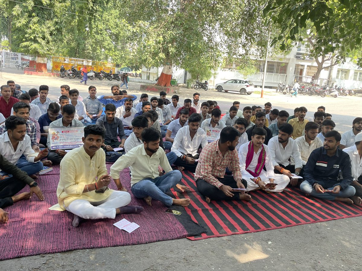 Lusu_Election's tweet photo. आज लखनऊ विश्वविद्यालय में 1 वर्ष पूर्व हुए 209 दिन के अभियान एवं 20 दिनों के अनिश्चितकालीन धरना व 4 दिनों की भूख हड़ताल की शुरुवात हुई थी , जिसके उपलक्ष्य में आज सैकड़ों छात्रों ने मिलकर 7 बार हनुमान चालीसा का पाठ किया ।

#bajrangbali https://t.co/9L0y5Lu56Z