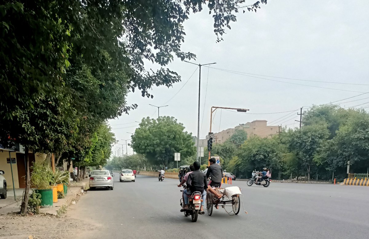 MeRahultweets's tweet photo. @noidatraffic @noidapolice @CP_Noida @myogioffice Number plate last 2 digits hide with sticker. Near Sec 54 red light they parked &amp; staring at people passing by. Stared at me as well. Can't say but these can also be snatchers. Clicked just outside 24 police chowki. https://t.co/E8Ff9Dgo9n