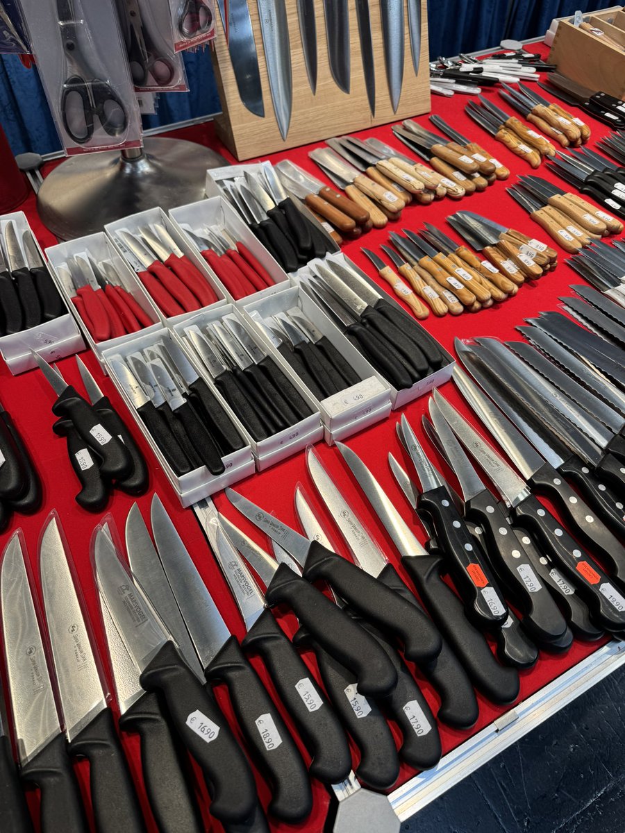 SherlockINFA's tweet photo. Zwei Leichen wurden gefunden. Halle 21. Ich habe bereits starke Vermutungen, um was es sich bei der Mordwaffe handelt. Erste Hinweise finden sich direkt am Stand nebenan. https://t.co/vNRaRSsIIw