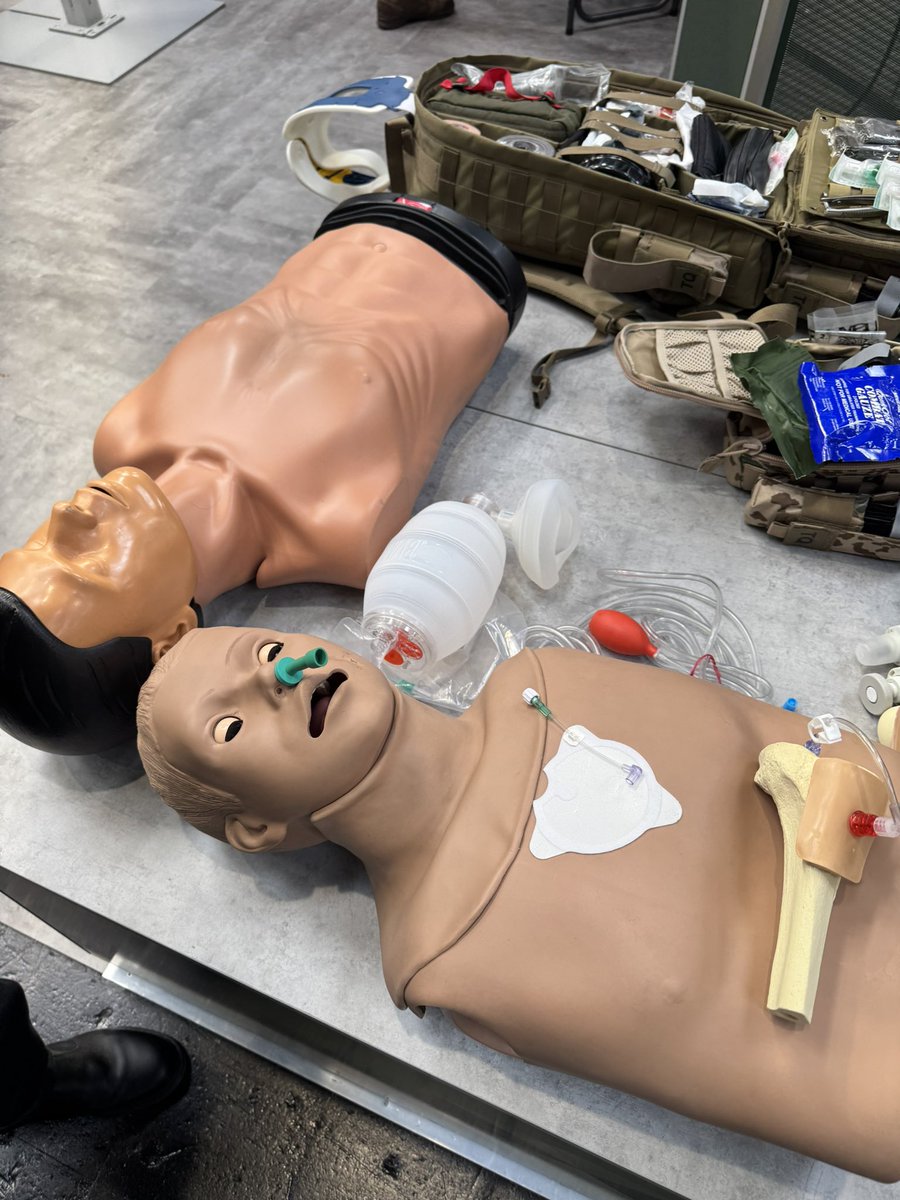 SherlockINFA's tweet photo. Zwei Leichen wurden gefunden. Halle 21. Ich habe bereits starke Vermutungen, um was es sich bei der Mordwaffe handelt. Erste Hinweise finden sich direkt am Stand nebenan. https://t.co/vNRaRSsIIw