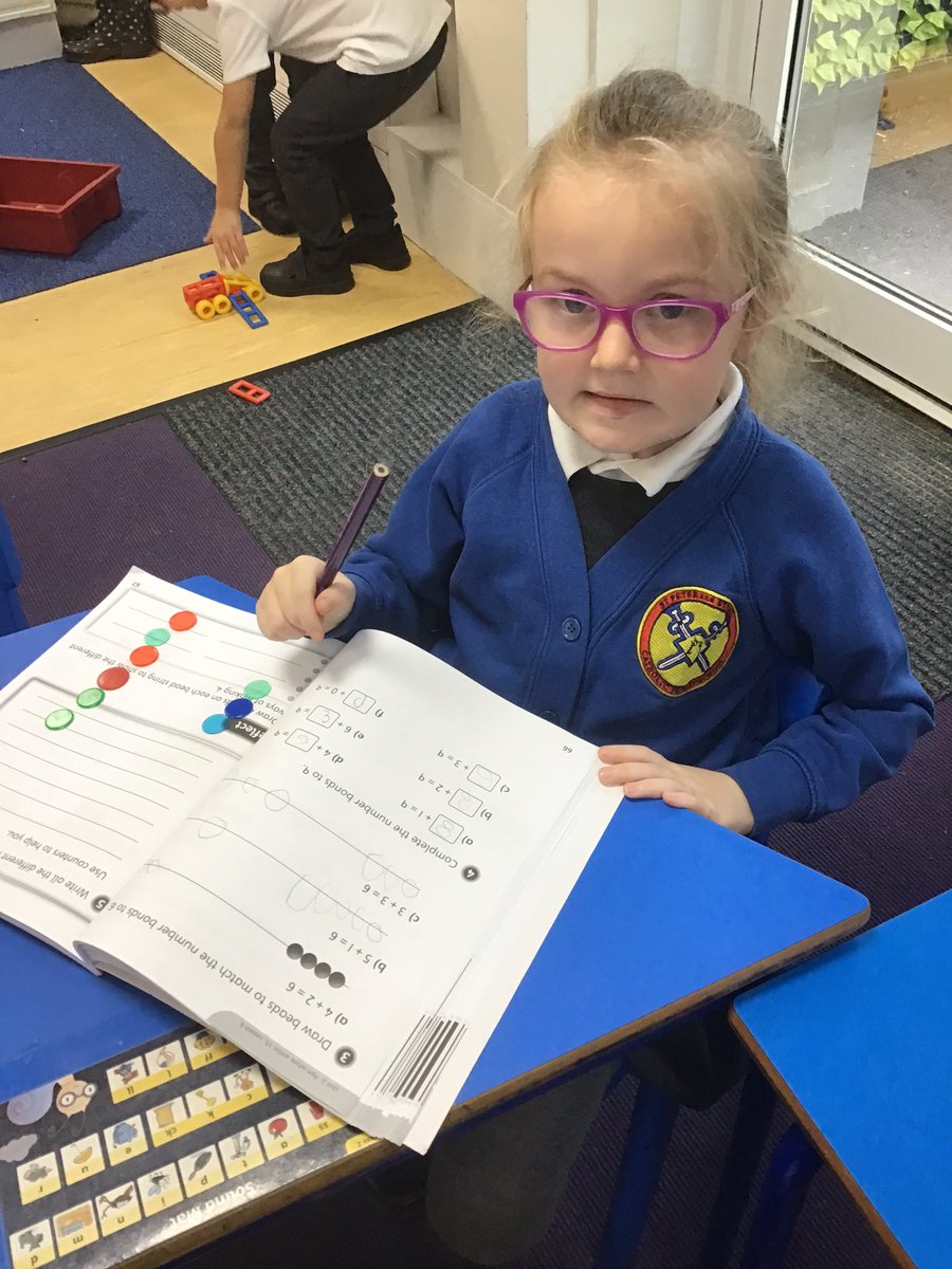 StPPPrimaryY1's tweet image. In Mathematics, we used counters to support our learning of number bonds 🔴⚪️🔵
#year1 #powermaths @StPPPrimary