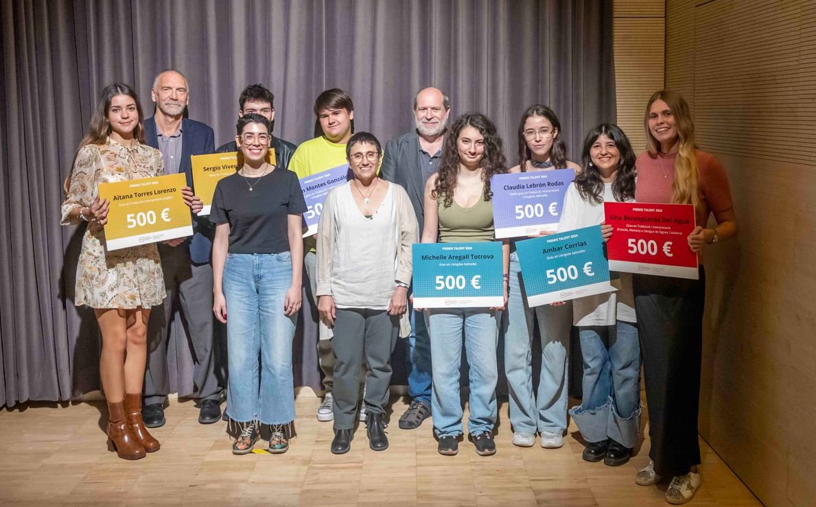 TraduccioUPF's tweet photo. Coneixes els Premis Talent? 🏆
La Facultat de @TraduccioUPF va lliurar ahir els #PremisTalent de 500 euros cadascun als 8⃣ estudiants amb les millors notes d'accés als seus graus‼️
Gràcies @Linguaserve pel vostre suport i per apostar pel talent jove!!
👉 https://t.co/3PhVfyyYec https://t.co/027zrorLLw