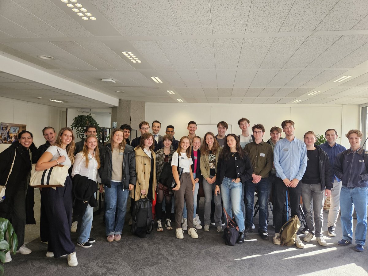 Tjebbe van Oostenbruggen (@tvoostenbruggen) on Twitter photo Vandaag hadden we een groep studenten van de opleiding bestuurskunde van <a href="/AvansHogeschool/">Avans Hogeschool</a> uit Den Bosch op bezoek. Het is altijd leuk om over politiek te praten en om duiding te geven aan de actualiteit. Het is natuurlijk extra leuk om dat te doen met slimme en enthousiaste jonge Vandaag hadden we een groep studenten van de opleiding bestuurskunde van <a href="/AvansHogeschool/">Avans Hogeschool</a> uit Den Bosch op bezoek. Het is altijd leuk om over politiek te praten en om duiding te geven aan de actualiteit. Het is natuurlijk extra leuk om dat te doen met slimme en enthousiaste jonge