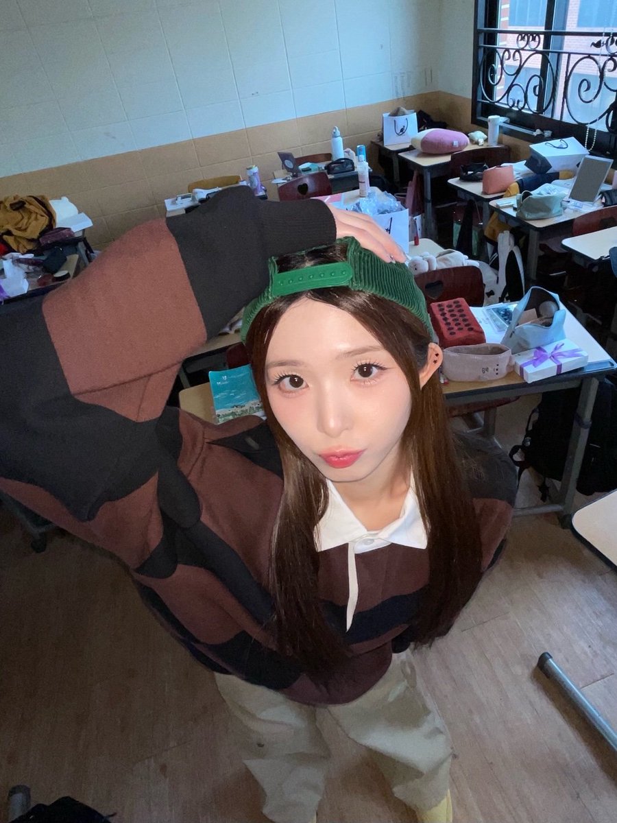 tonezip's tweet image. she's so cool 🫢🔥