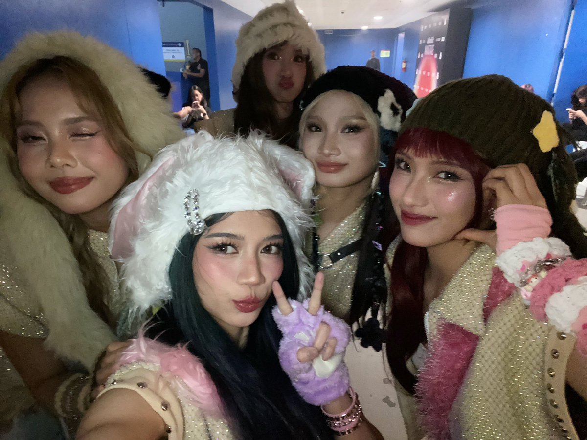 charlottescrtr's tweet photo. walang biruan ✌🏻

#KAIA #KAIAforBBPHMainstage https://t.co/CEMc0vZZ0M