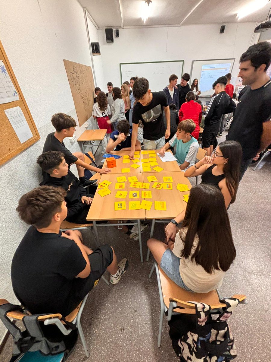 InsThos's tweet photo. Avui celebrem el #DiaMundialAlimentació amb el projecte #HungryPlanet! L'alumnat de 3r d’#ESO han treballat aquest trimestre per crear jocs interactius sobre alimentació i l'objectiu #FamZero. L'alumnat de 1r d’ESO ha visitat les classes de 3r i gaudit d’aquestes activitats. https://t.co/AjXnCK3GPk