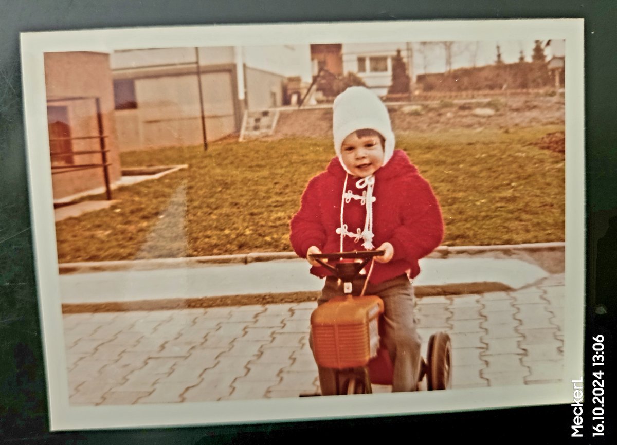 MeckerL's tweet photo. Was #entdecke ich denn da???
Ich beim #Bauernprotest seit meiner frühesten #Kindheit ... 😳
#Trecker #fahren war wohl schon immer meine #Leidenschaft ... 🙄🤔😉🙂😊 https://t.co/IGhqJ1jZGU