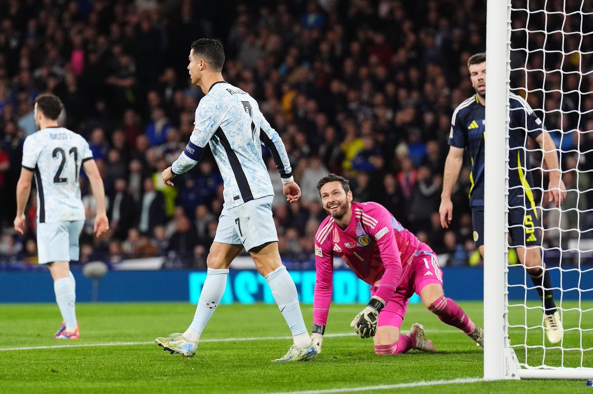 heraldscotland's tweet photo. Scotland keeper Craig Gordon laughs as a frustrated Ronaldo draws a blank at Hampden

𝘐𝘔𝘈𝘎𝘌: 𝘈𝘯𝘥𝘳𝘦𝘸 𝘔𝘪𝘭𝘭𝘪𝘨𝘢𝘯/𝘗𝘈 𝘞𝘪𝘳𝘦/𝘗𝘈 𝘐𝘮𝘢𝘨𝘦𝘴 https://t.co/PBYCa3cPgN