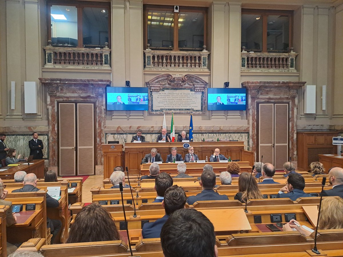 mimit_gov's tweet photo. 📗Il ministro @adolfo_urso ha presentato il Libro Verde per la #politicaindustriale "Made in Italy 2030" presso la sede del @cnel_it.
Avviata la fase di consultazione con stakeholder pubblici e privati per la redazione del Libro Bianco.
https://t.co/UCvwHBEPE3 https://t.co/1JjqFqrnNa