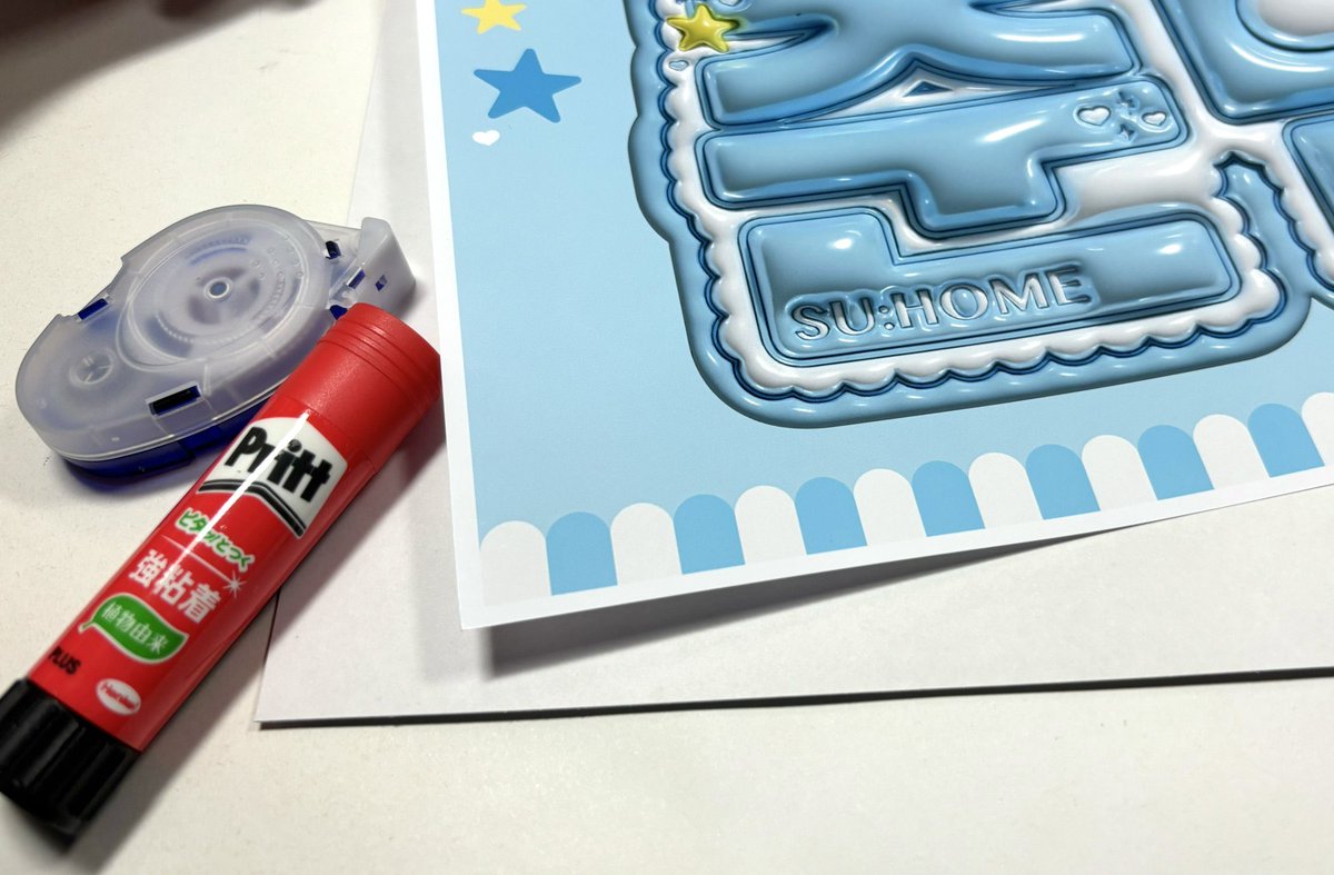 pubu03_sm's tweet photo. ぷっくり文字のネームボード 作り方

(SU:HOME verですみません)

①用意するもの
②厚紙と印刷した紙を貼り付ける
③2枚重ねて切り抜く
④ラミネートなどをして更に補強
⑤レースやシールでデコって完成！

コンビニのプリンターによって仕上がりの画質は異なります。 https://t.co/9njDmmwbD7