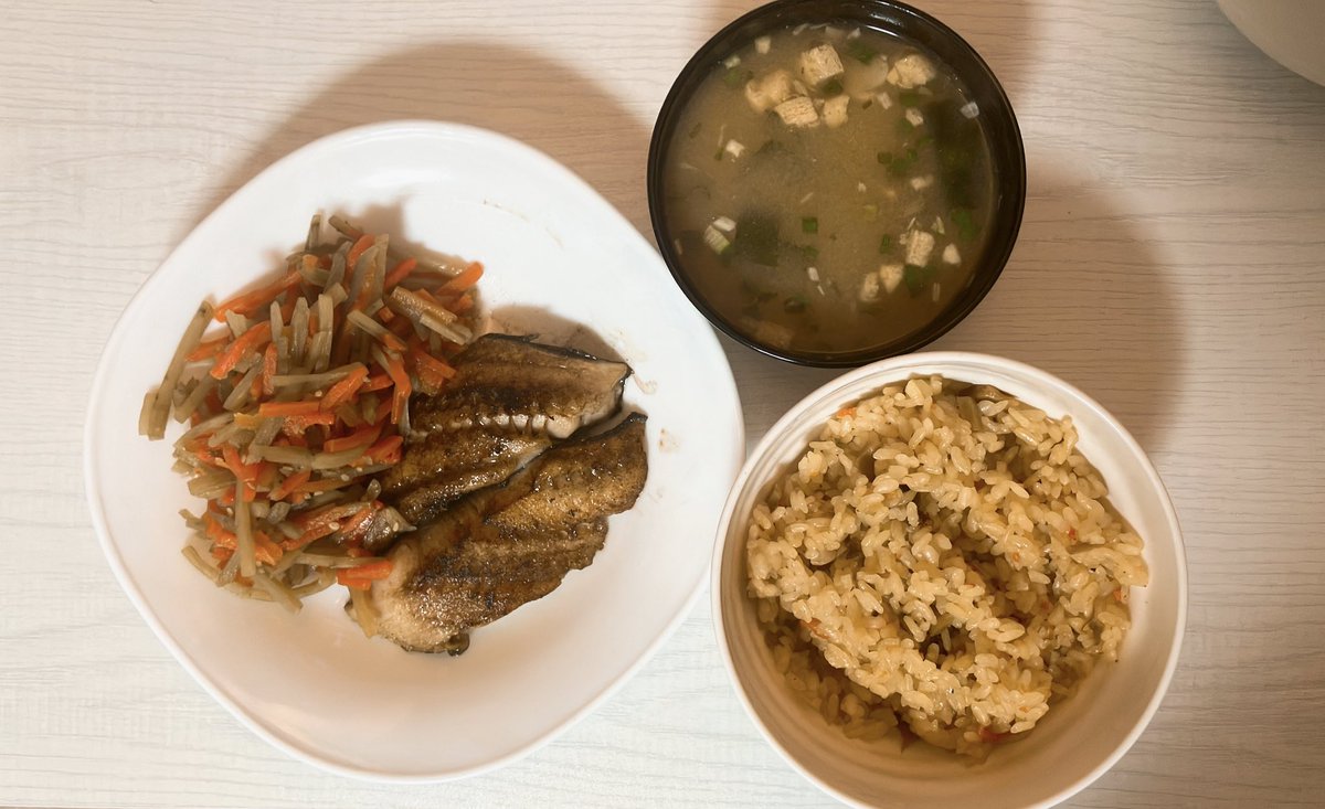 ami1211_b's tweet photo. 炊き込みご飯ときんぴらごぼうと焼き魚とふぐの味噌汁🐓🐡 https://t.co/uYMRoqFWlW