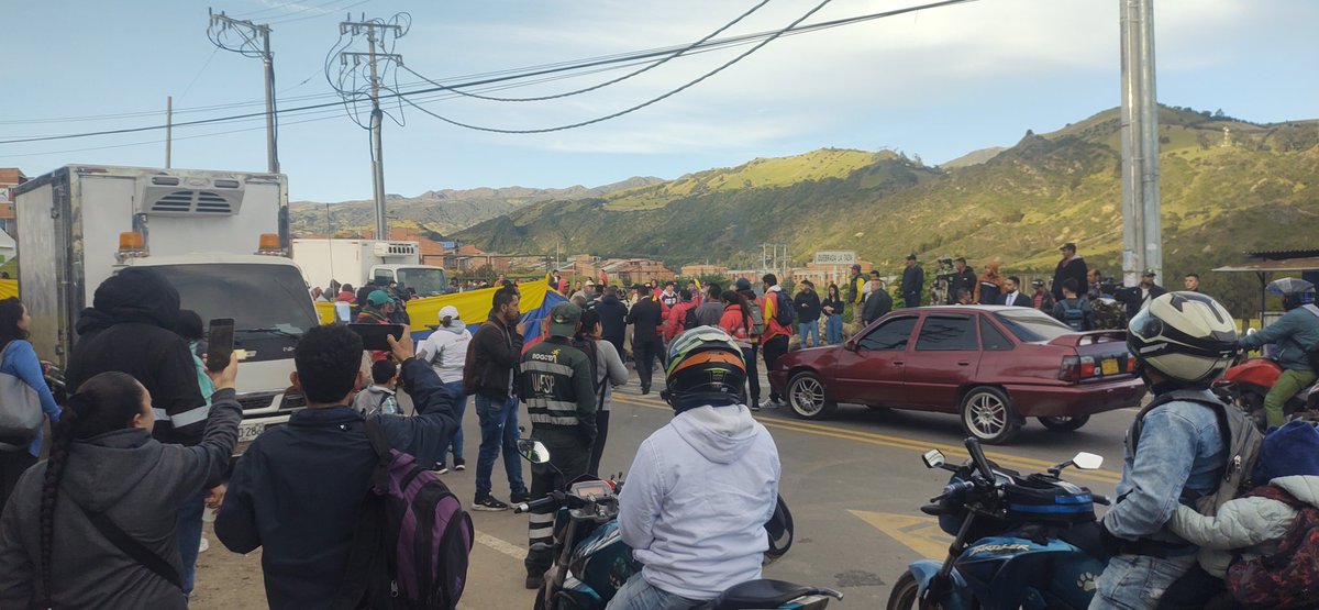 usmecentrojac's tweet photo. La comunidad de usme hace un llamado a las autoridades distritales y locales la comunidad muy cansada por el estado actual de la malla vial decidió tomar por vías de hecho para ser escuchados @Bogota @GalanAlcalde https://t.co/xMrKJzLEME